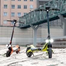 Bongo V55 2x2 Connected Lleva tu experiencia de conducción al siguiente nivel con nuestro patinete eléctrico de última generación. Con una potencia combinada de 1600 W, doble suspensión y una increíble autonomía de hasta 55 km, este patinete cumple con la normativa española de circulación y se conecta fácilmente a tu smartphone mediante nuestra app. M.O.M. 31,4 Kg