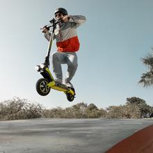 Bongo V55 2x2 Connected Lleva tu experiencia de conducción al siguiente nivel con nuestro patinete eléctrico de última generación. Con una potencia combinada de 1600 W, doble suspensión y una increíble autonomía de hasta 55 km, este patinete cumple con la normativa española de circulación y se conecta fácilmente a tu smartphone mediante nuestra app. M.O.M. 31,4 Kg