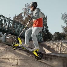 Bongo V55 2x2 Connected Lleva tu experiencia de conducción al siguiente nivel con nuestro patinete eléctrico de última generación. Con una potencia combinada de 1600 W, doble suspensión y una increíble autonomía de hasta 55 km, este patinete cumple con la normativa española de circulación y se conecta fácilmente a tu smartphone mediante nuestra app. M.O.M. 31,4 Kg