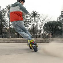 Bongo V55 2x2 Connected Lleva tu experiencia de conducción al siguiente nivel con nuestro patinete eléctrico de última generación. Con una potencia combinada de 1600 W, doble suspensión y una increíble autonomía de hasta 55 km, este patinete cumple con la normativa española de circulación y se conecta fácilmente a tu smartphone mediante nuestra app. M.O.M. 31,4 Kg