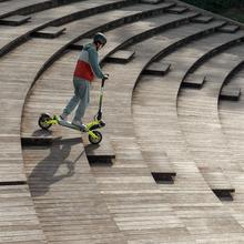 Bongo V55 2x2 Connected Lleva tu experiencia de conducción al siguiente nivel con nuestro patinete eléctrico de última generación. Con una potencia combinada de 1600 W, doble suspensión y una increíble autonomía de hasta 55 km, este patinete cumple con la normativa española de circulación y se conecta fácilmente a tu smartphone mediante nuestra app. M.O.M. 31,4 Kg
