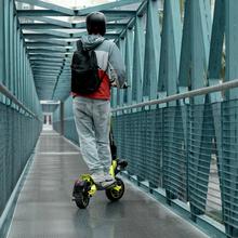 Bongo V55 2x2 Connected Lleva tu experiencia de conducción al siguiente nivel con nuestro patinete eléctrico de última generación. Con una potencia combinada de 1600 W, doble suspensión y una increíble autonomía de hasta 55 km, este patinete cumple con la normativa española de circulación y se conecta fácilmente a tu smartphone mediante nuestra app. M.O.M. 31,4 Kg